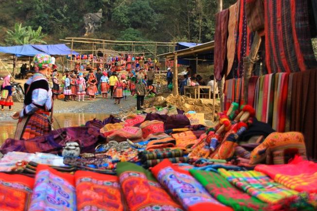 Đồ thổ cẩm nhiều màu sắc được bày bán tại phiền chợ vùng cao