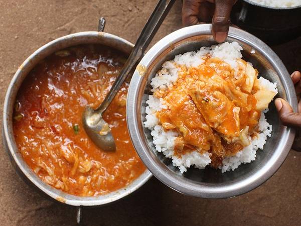 <strong>Iru (Nigeria):</strong> Người Yoruba ủ đậu Locust lên men và dùng làm gia vị cho các món hầm và súp. Chất tannin xuất hiện trong quá trình lên men khiến loại gia vị này có mùi rất chát và khó chịu. Ảnh: CNTraveler.
