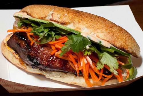 Bánh mỳ kẹp Num Pang được mệnh danh là sandwich của Campuchia.
