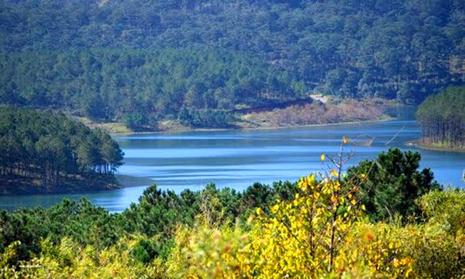 Ngắm cảnh Hồ Tuyền Lâm mang màu xanh biếc của ngọc bích
