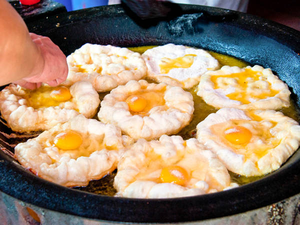 9. Jidan Bing (Bánh trứng chiên): Bánh được làm từ trứng chiên, tráng mỏng trên một vỉ nướng phẳng và kẹp với đủ loại nhân mặn hoặc ngọt. Sở dĩ món bánh này được nhiều người ưa thích là bởi hương vị đa dạng của nó. Ảnh: Fiona Reilly