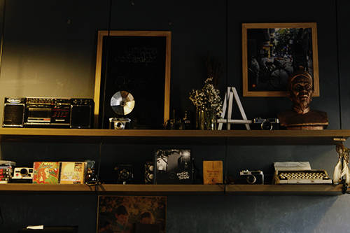 Một góc nhỏ trong quán Fix Republic ở chung cư Ngô Thời Nhiệm được trang trí bởi nhiều chiếc máy ảnh film nghệ thuật. Ảnh: Phong Vinh