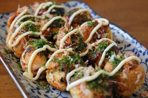 Điểm đặc biệt của bánh Takoyaki là phần cá bào gừng đỏ, nước sốt với cá bào sấy khô phủ bên ngoài tạo nên độ thơm ngon đậm đà của món ăn.