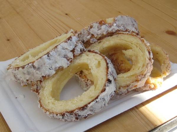 Slovakia: Trdelník là một loại bánh ngọt được ưa chuộng tại Slovakia. Tại đây, nó có tên gọi là Skalický trdelník. Bao quanh bánh là một lớp đường trắng ngon ngọt, ăn cùng nhân bánh thơm phức.