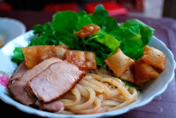 Cao lầu: Nơi tuyệt nhất để thưởng thức món ăn này là miền Trung Việt Nam, cụ thể là Hội An. Bát cao lầu gồm các sợi mỳ màu vàng, giá đỗ, tôm, thịt lợn, các loại rau sống và một chút nước dùng.