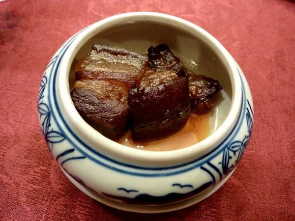 Món thịt kho Đông Pha có xuất xứ từ Hàng Châu. Thịt ba chỉ lợn được cắt miếng to, rán qua, kho nhừ và ăn với cơm trắng.