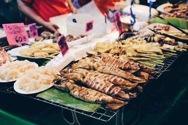 Đồ ăn ở phố Soi 38, chợ đêm Bangkok, Thái Lan: Soi 38 là một trong những phố ẩm thực nổi tiếng nhất Bangkok với nhiều món ăn phong phú và giá rẻ. Du khách chỉ phải chi 2 USD (khoảng 60 bath) cho một món gà và một ly sinh tố. Ảnh: Culinarymission.