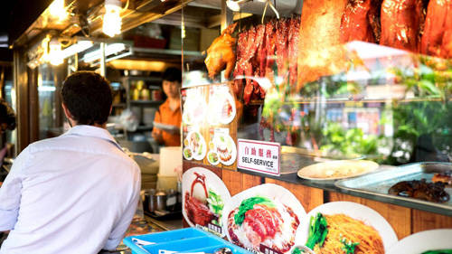 Chatterbox là quán ăn cao cấp gần đường Orchard, nơi liên tục giành được giải thưởng cho món cơm gà Hải Nam.