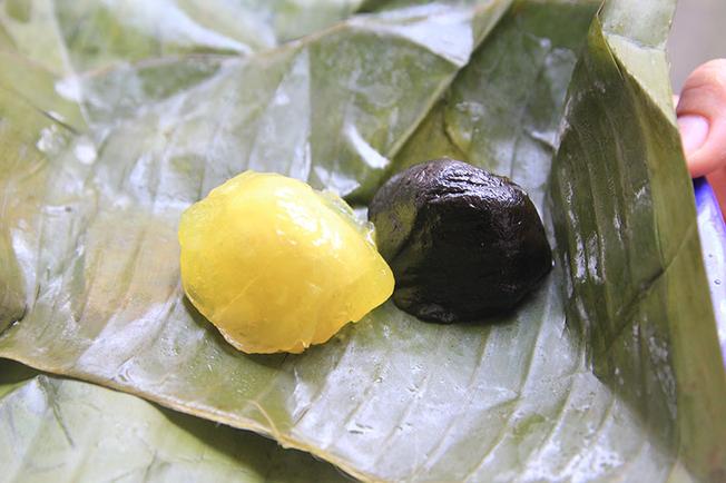 Bánh phu thê Hội An được gói trong lá chuối với hai màu đen và vàng