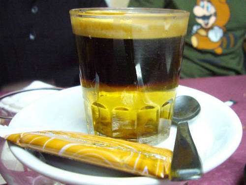 Carajillo của Tây Ban Nha thích hợp dùng sau bữa ăn chính, kết hợp giữa cà phê và rượu.