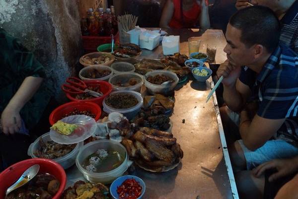Du lich Ha Noi - Bên cạnh những quán quà dành cho thực khách sành ăn, tại ngõ chợ Đồng Xuân cũng vẫn có những quán cơm bình dân