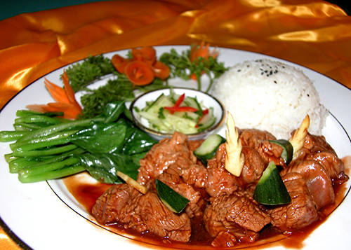 Bai sach chrouk Bai Sach chrouk là tên gọi của món ăn được chế biến từ thịt lợn nướng, ăn kèm với cơm. Đây là một món ăn phổ biến trong bữa sáng của người Campuchia. Người bán hàng sẽ ướp thịt lợn với sữa dừa và tỏi, sau đó nướng trên than hoa. Thịt nướng và cơm được ăn kèm với trứng rán, dưa chuột, ớt. Địa điểm nên ghé: chợ Kandal, đường 5, Phnom Penh. Ảnh: p2.img.brtn.cn