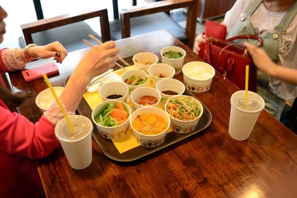 Những món ăn tại nhà hàng được đựng trong những chiếc chén và ly giấy xinh xắn có thể phân hủy, không gây độc hại và ô nhiễm môi trường, đảm bảo chất lượng món ăn một cách tốt nhất.