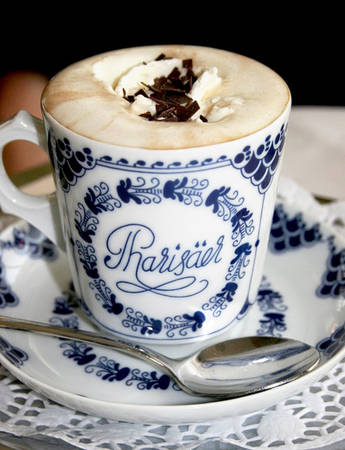 Cafe Pharisäer của Đức là sự kết hợp giữa cafe đen, rượu rum cùng kem sữa béo. Nhấp một ngụm nhỏ có thể cảm nhận rõ chất men rượu lan tỏa tới các giác quan.