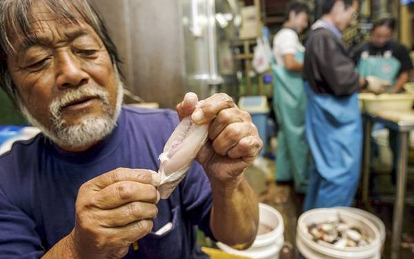  Cá nóc, Nhật Bản: Đây là một trong những món nổi tiếng nhất của ẩm thực Nhật Bản. Loài cá này chứa chất độc mạnh gấp 1.250 lần cyanide, đòi hỏi người chế biến phải có tay nghề cao. Chỉ có những đầu bếp được đào tạo bài bản mới được phép làm loại cá này. Cá nóc thường được dùng làm sashimi.