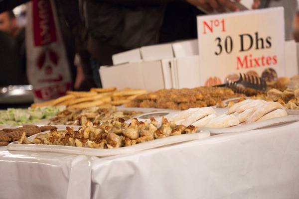  Bánh ngọt vỉa hè, Morocco: Tại các khu chợ, nhiều người bán hàng đẩy những xe chở đầy bánh ngọt, bánh quy đủ loại. Bạn có thể mua một hộp 10 chiếc tùy chọn với giá 2 USD. Ảnh: Travelshus.