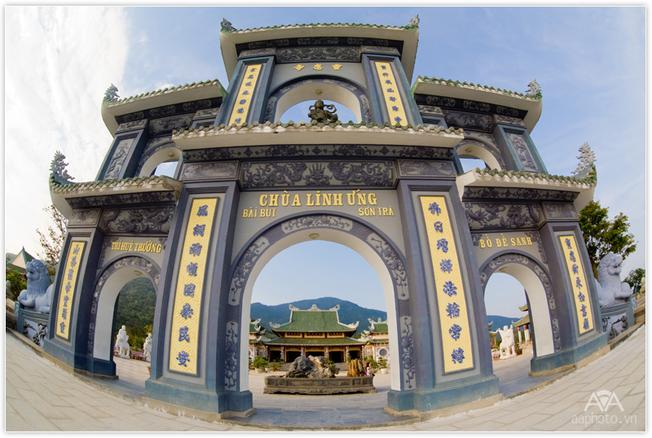 Cổng chùa Linh Ứng Sơn Trà - Địa điểm du lịch Đà Nẵng 