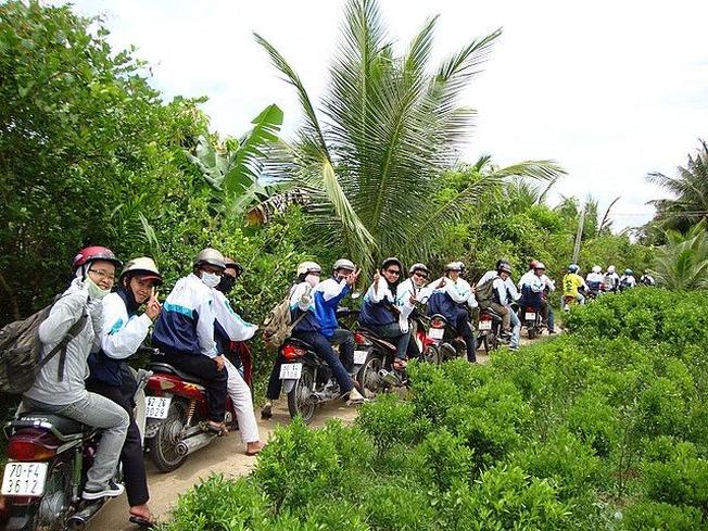 Nhiều bạn trẻ phượt miền Tây bằng xe máy (ảnh sưu tầm)