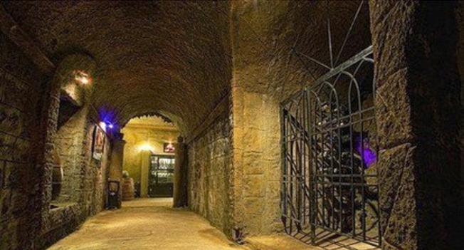 Bên trong hầm được đào theo hình vòm cung đậm kiến trúc Pháp