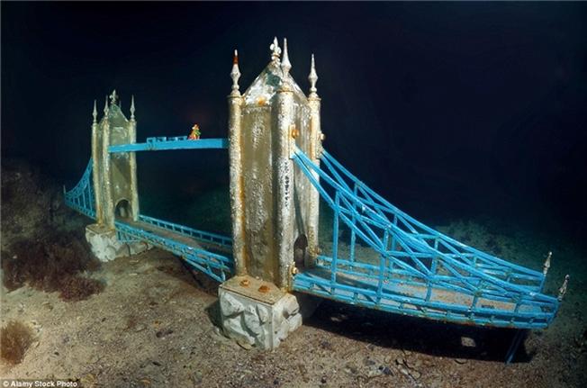 Ngoài ra còn có tượng của cầu Luân Đôn