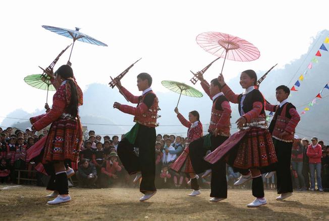 Múa khèn là bản sắc độc đáo riêng của dân tộc người Mông cũng là nét văn hóa đặc sắc của điểm du lịch Sa Pa