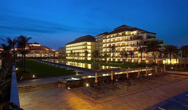 Pullman Danang Beach Resort rực rỡ ánh đèn về đêm
