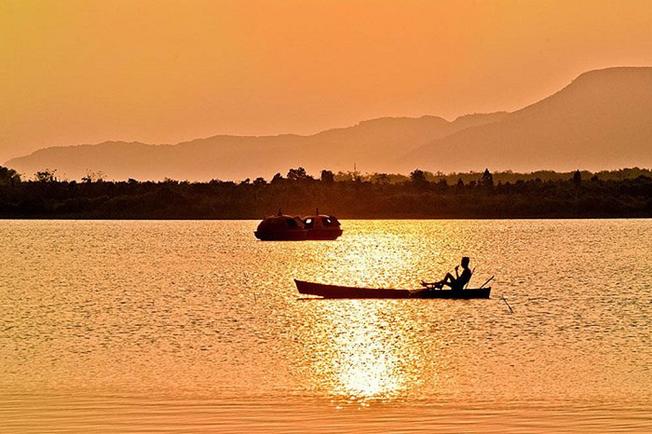 Một khung cảnh bình yên và thơ mộng khi chiều về trên hồ Đá Bàn