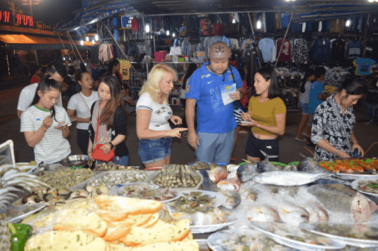 Tận hưởng những món ăn hải sản ngon tại chợ đêm Bạch Đằng