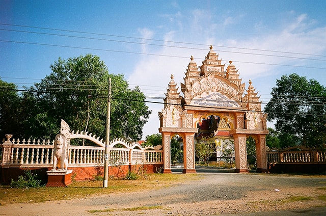 Chùa Xà Xía với kiến trúc mang màu sắc của người dân Khmer (Ảnh: Sưu tầm)