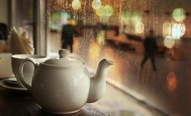 Tách trà ấm ngày mưa