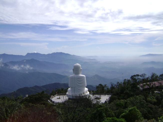 Tượng Phật ngồi trên đỉnh núi