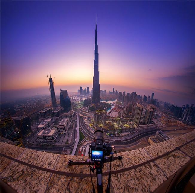 Tòa nhà cao nhất Dubai thoáng mơ hồ lại pha chút huyền bí như sắp tan biến