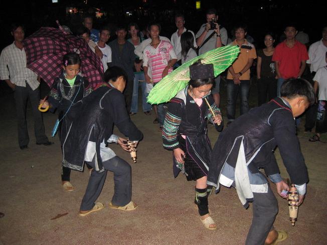 Tiếng khèn và những điệu múa đặc sắc trong đêm chợ tình Sa Pa
