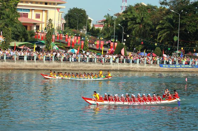 Lễ hội đua thuyền Đà Nẵng là một lễ hội Đà Nẵng nổi tiếng