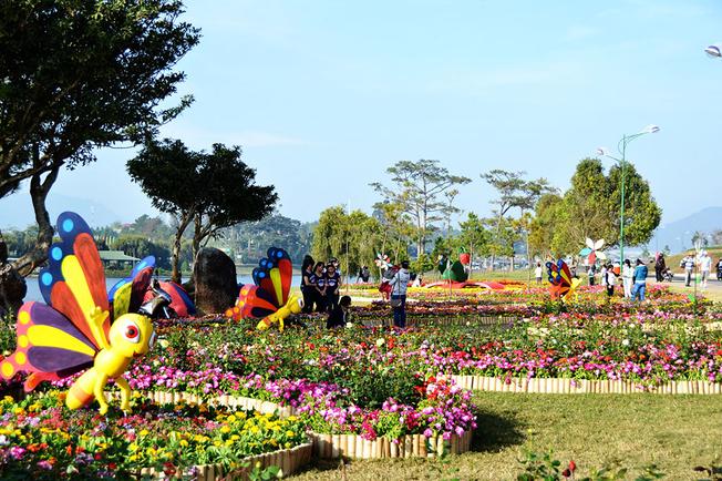 Tiểu cảnh hoa trang trí ở hồ Xuân Hương