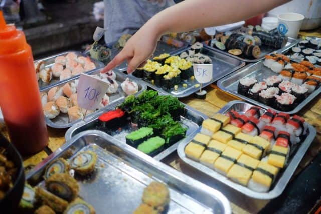 Thiên đường các món ăn vặt tại chợ phiên Đà Nẵng 