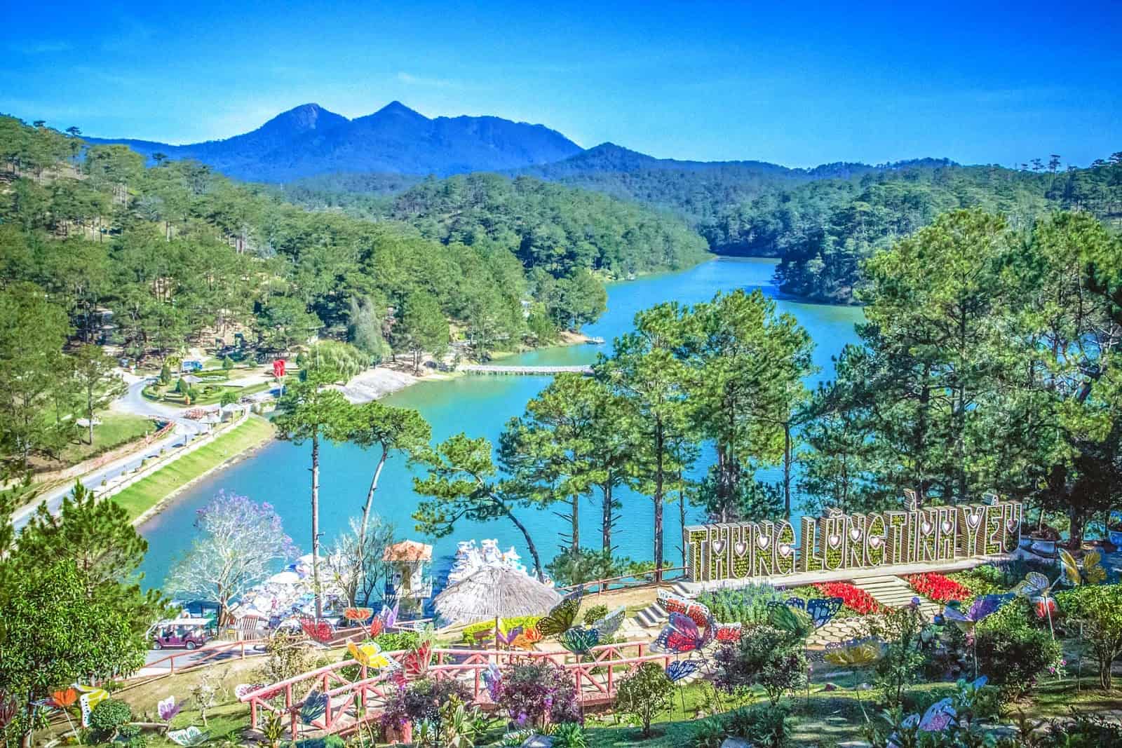 Hồ Đa Thiện nhìn từ đồi Vọng Cảnh