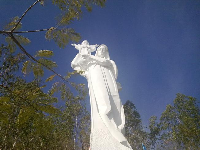 Hình ảnh tượng Đức Mẹ trắng tinh khôi nổi bật trên nền trời xanh