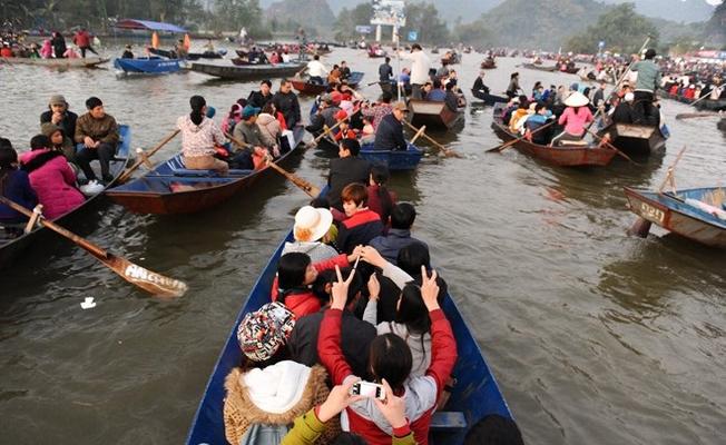 Nhiều du khách trẩy hội chùa Hương từ tháng Giêng đến tháng 3 âm lịch