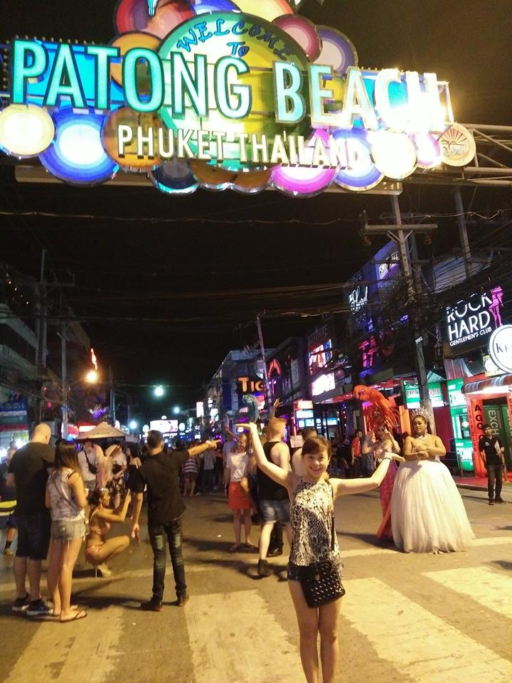 Patong Beach - khu vui chơi sầm uất của Phuket. Ảnh: Hòa Bùi