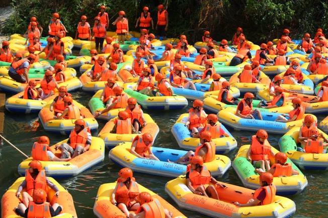 Trượt thác nước Hòa Phú Thành thu hút được rất nhiều bạn trẻ tham gia trải nghiệm