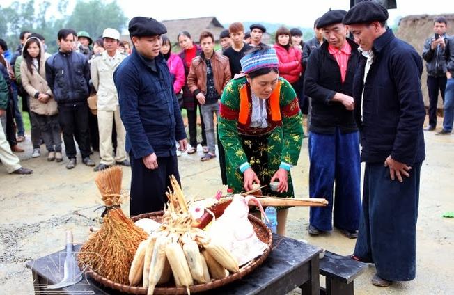 Khám phá lễ hội Gầu tào nổi tiếng của người H’Mông khi du lịch Sa Pa