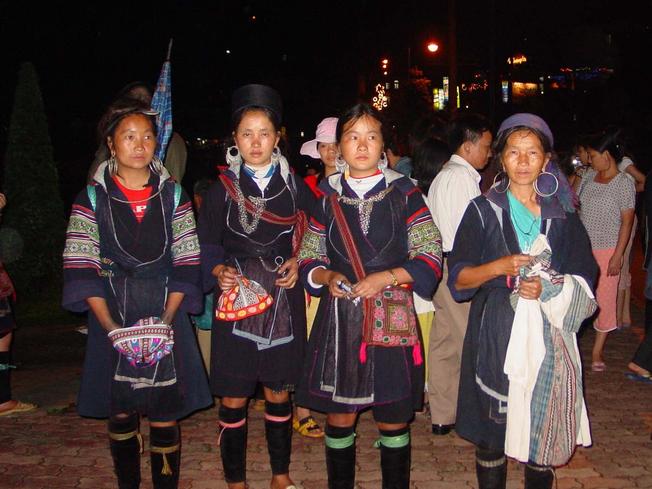 Những cô gái sơn nữ xúm xính váy áo đi chợ tình Sa Pa – điểm du lịch Sa Pa nổi tiếng