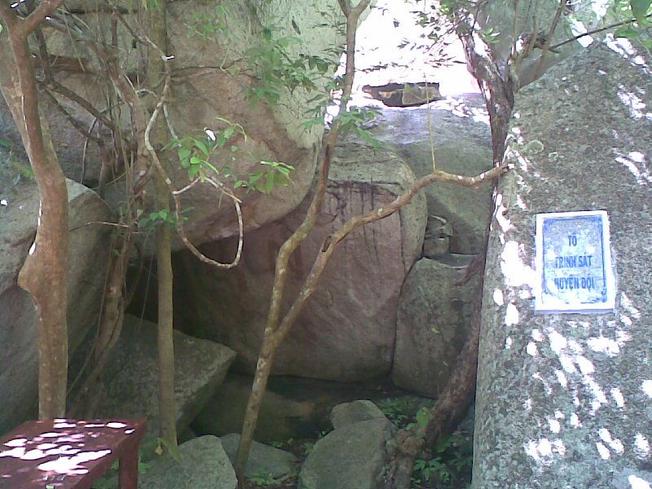 Một hang đá ở núi Minh Đạm