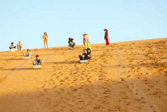 Trò chơi trượt cát thu hút được nhiều vị khách đến tham gia
