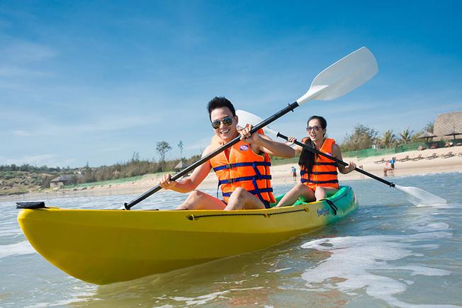 Thuyền kayak là phương tiện thú vị để bạn khám phá vùng biển Đà Nẵng