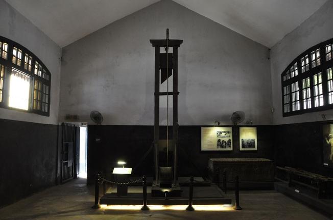 Chiếc máy chém thời trung cổ ở nhà tù Hoả Lò