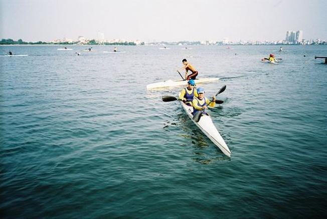 Chèo thuyền kayak mang lại cảm giác lý thú khi đến Nha Trang