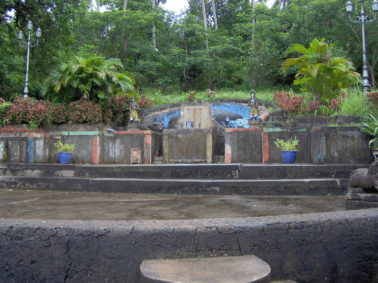 Phần mộ danh nhân Mạc Cửu cùng vợ và con