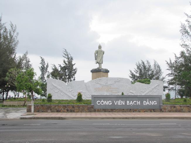 Công viên Bạch Đằng nỏi bật với tượng đài Trần Hưng Đạo
